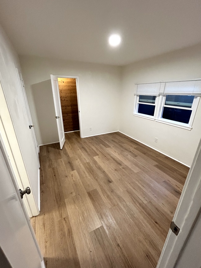 Building Photo - Charming 1 Bedroom House in Venice with Patio and W& D in unit !!! All Utilities Included !!!