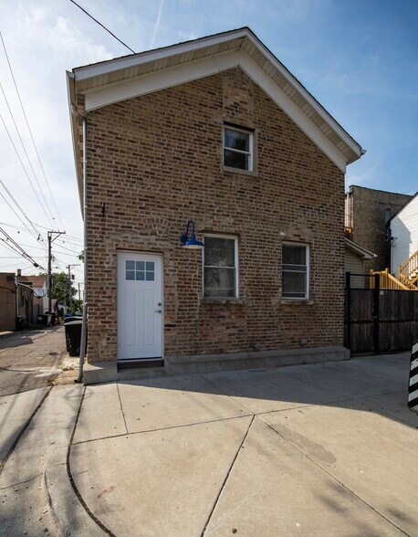 Primary Photo - 1901 W 21st Pl