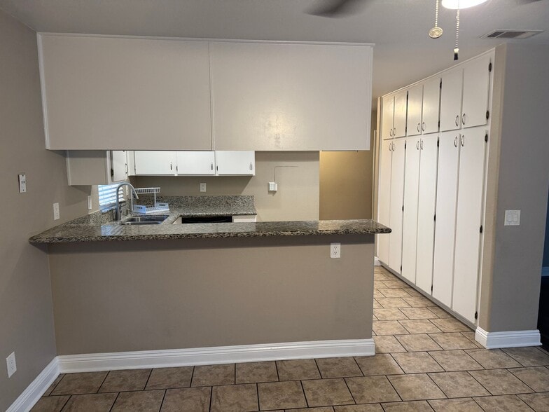 Building Photo - 15840 Rainbow Dr