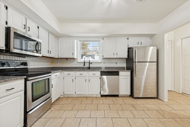 Building Photo - Available now, 3B/2.5B Two Story Townhome in Butler Park!