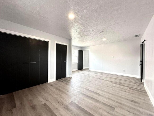 Building Photo - 1455 NE Silver Maple Way