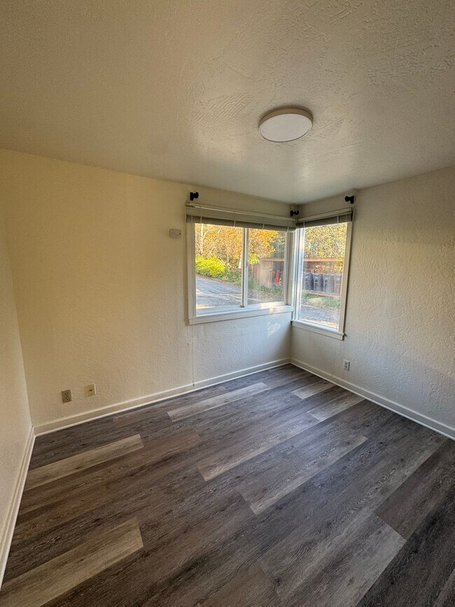 Building Photo - 1752 W 11th Ave