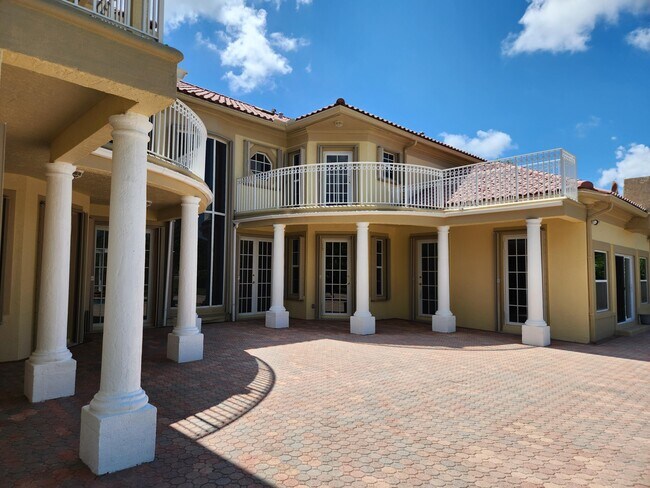 Building Photo - 17885 Fieldbrook Cir E