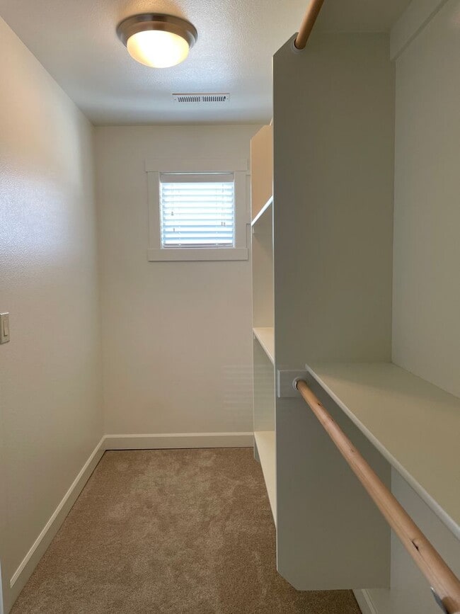 Building Photo - LUXURY 4 Bed Camas Townhome! Gated Communi...