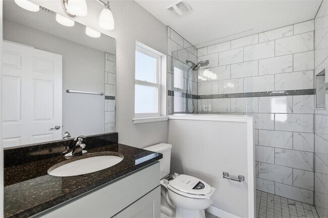 Building Photo - 2 Lynton Pl