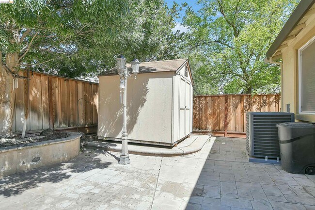 Building Photo - 5563 Arcadia Cir