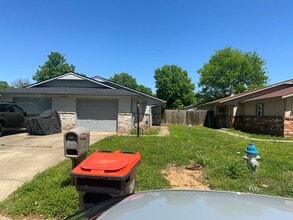 Building Photo - 2 Bedroom, 1 Bathroom, Right side of Duplex with fenced-in backyard and 1x Car Garage