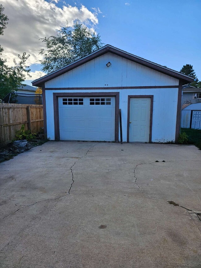 Building Photo - Charming 3BR/2BA with Massive Yard and Gar...