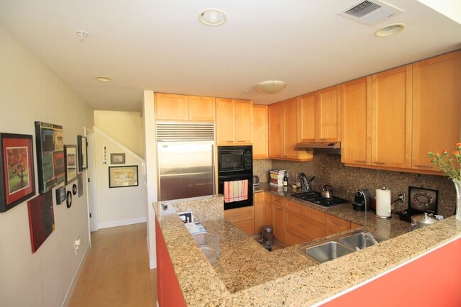 Building Photo - Best deal in the Dogpatch! Spacious top floor 2 bedroom loft. Plenty of natural light and up to d...