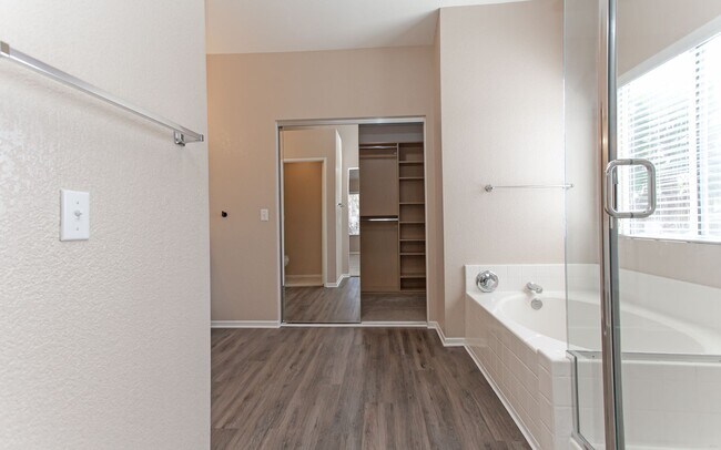 Building Photo - Large 4 Bedroom, 2.5 Bath Home with Large 3 Car Garage!!