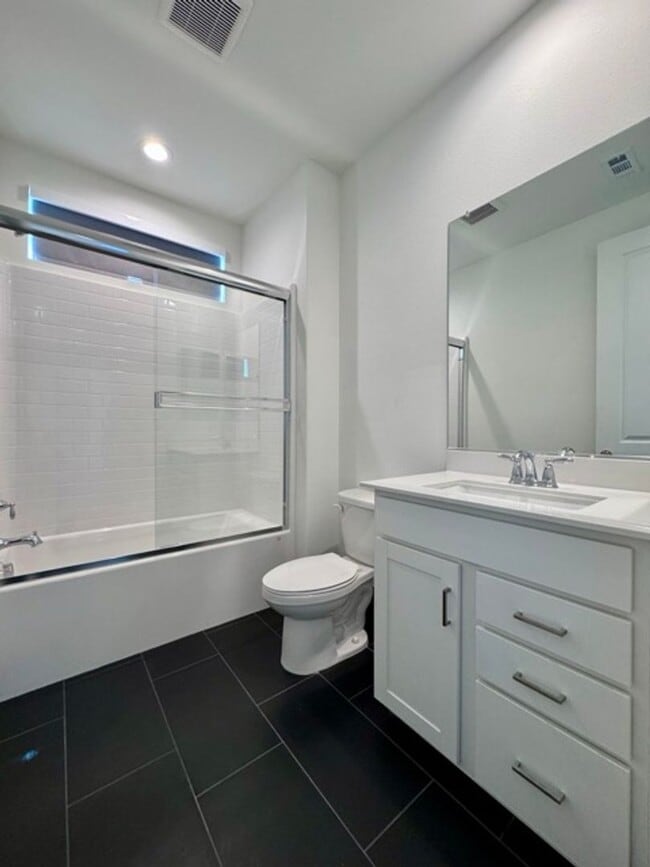 Building Photo - Spacious 5BD/3BA Home with Loft, Solar & B...