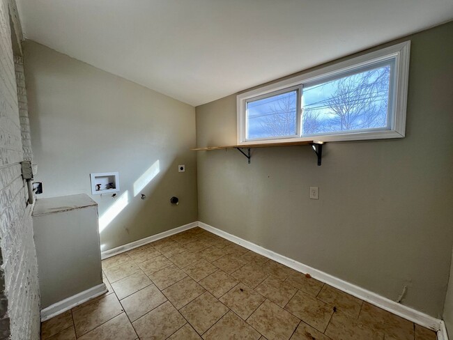 Building Photo - Charming & Fully Remodeled 2-Bedroom Home ...