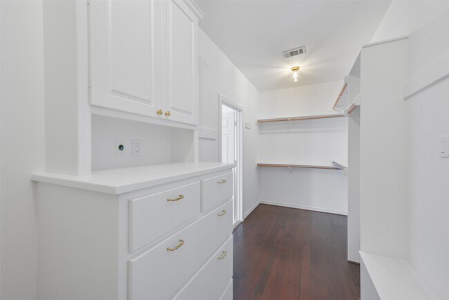 Building Photo - 3724 Wroxton Rd