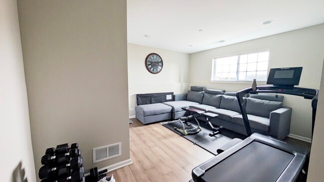 Building Photo - 30W001 Brayman Ct