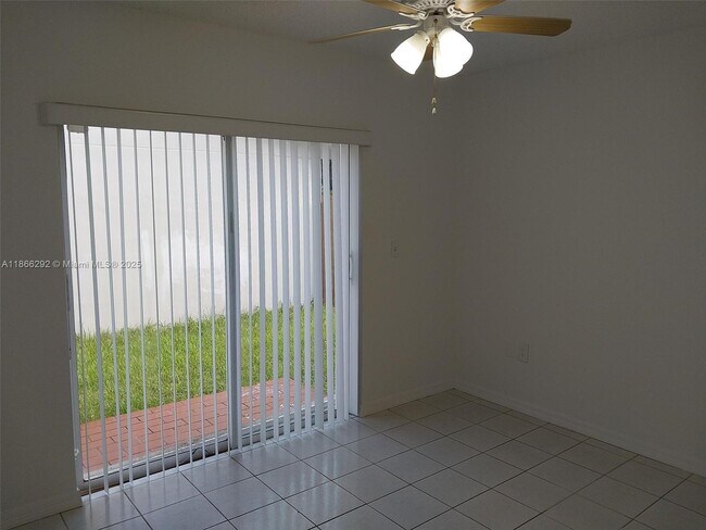 Building Photo - 2424 SW 143rd Pl