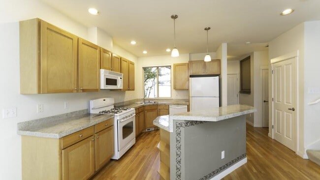 Building Photo - 3 bedroom in Kirkland WA 98033
