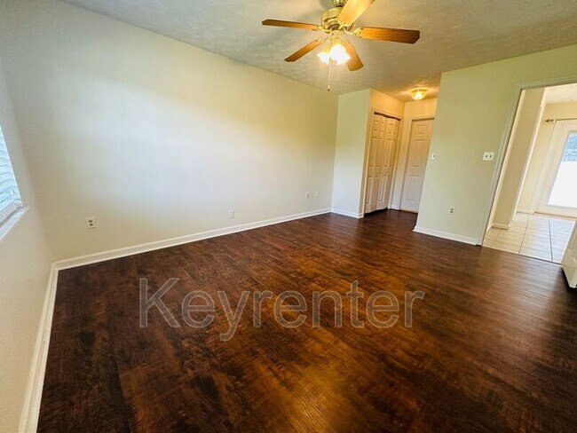 Building Photo - 2207 Crestpark Rd
