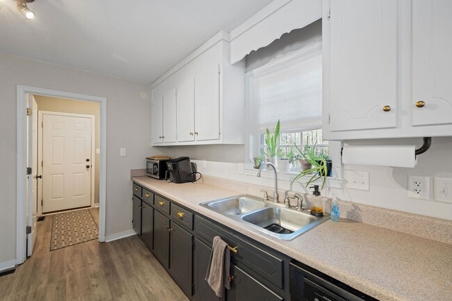 Building Photo - Bright and Spacious 3 Bedroom Home in Chesterfield ***Available Early March***