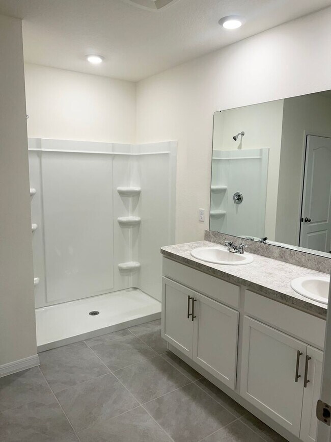 Building Photo - 4 BEDROOM 2 BATHROOM HOUSE FOR RENT