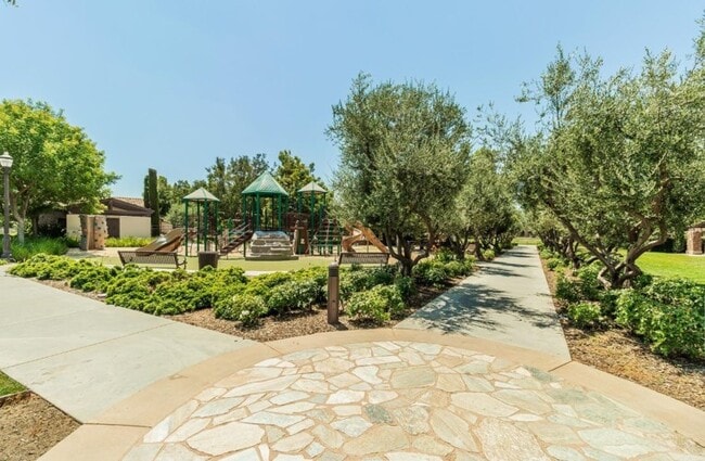 Building Photo - 3851 Loyola Ln