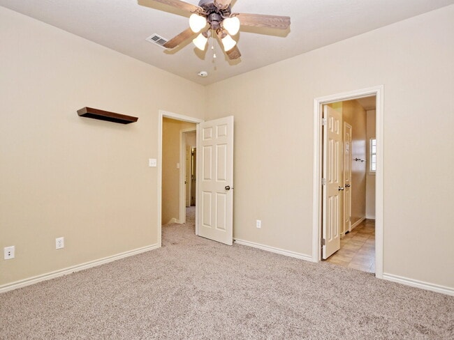 Building Photo - "Spacious 4-Bed, 4-Bath Townhouse Gem in College Station – Perfect for Comfortable Living!"
