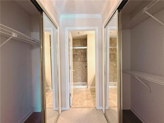 Building Photo - 7024 Somerset Cir