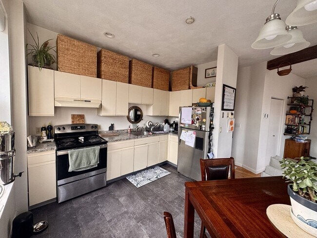 Building Photo - 26 Beacon St