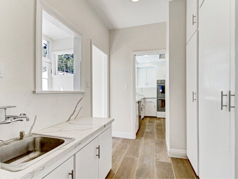Building Photo - 10563 Lindbrook Dr