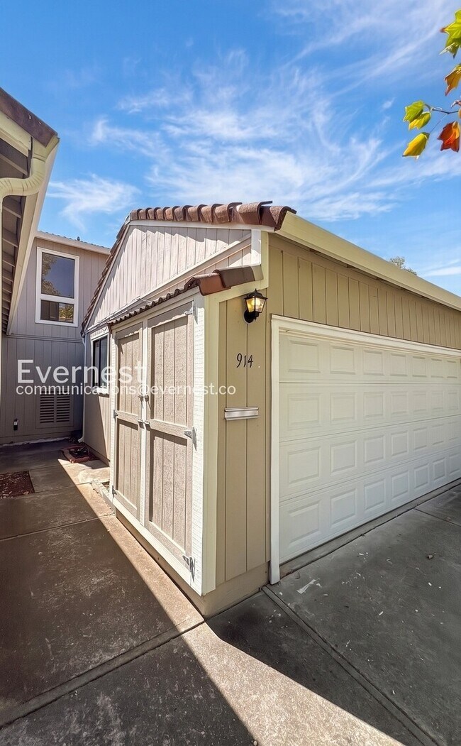 Building Photo - 914 Valley Run