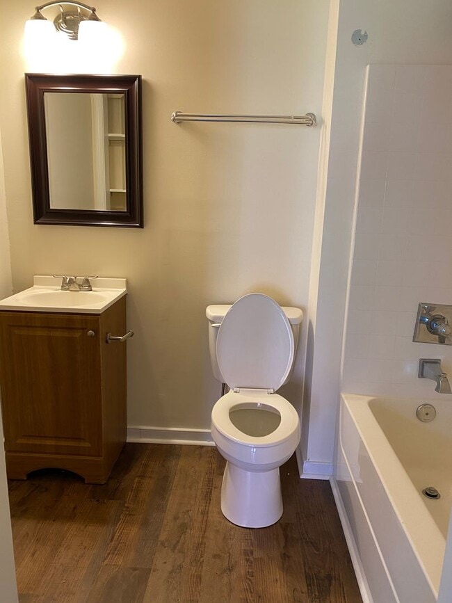 Building Photo - 3 Bedroom, 3.5 Bath Townhouse with Full Fi...