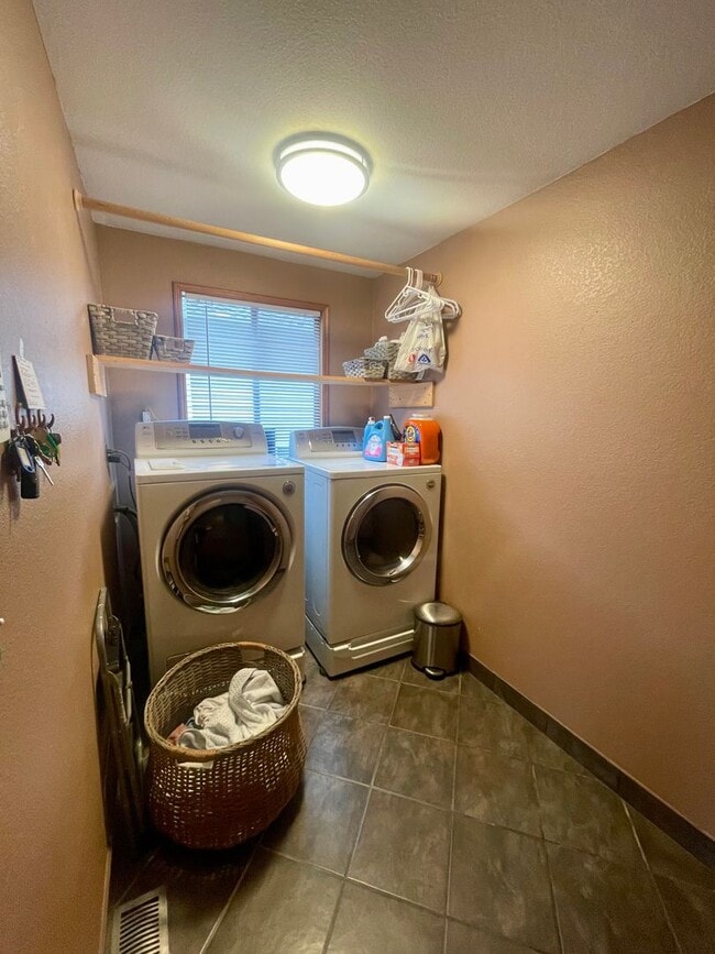 Building Photo - 4 bedroom, 2.5 Bath House in Mukilteo, $3995 per month