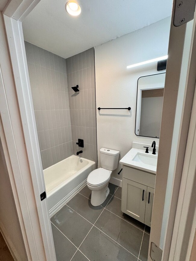 Building Photo - Freshly remodeled duplex available for rent!