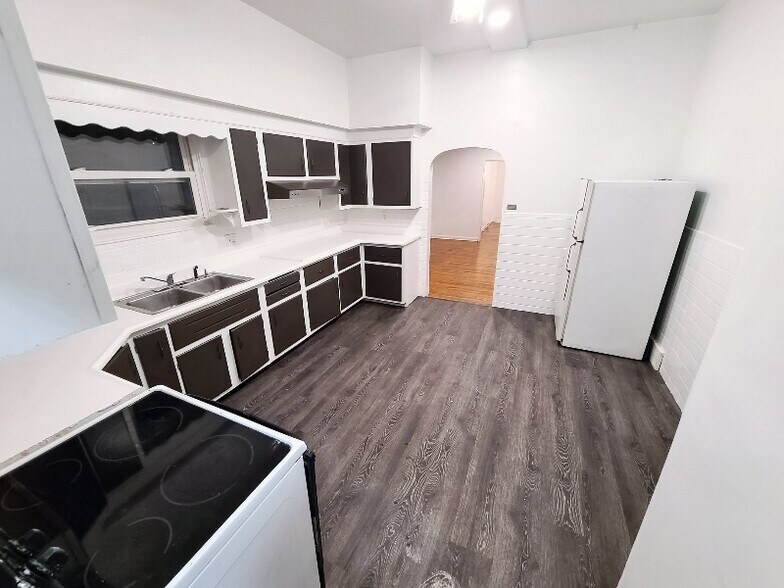 Building Photo - 636 W 17th St