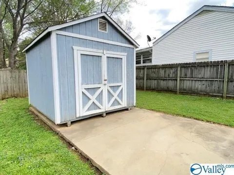 Building Photo - 1000 Longwood Dr SE