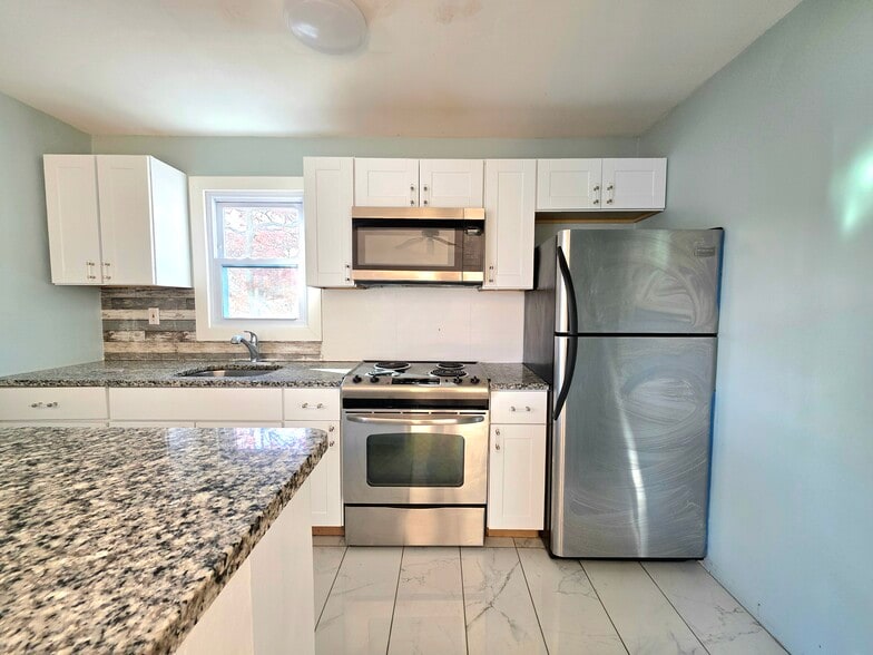 Primary Photo - 40 Carlton Ave