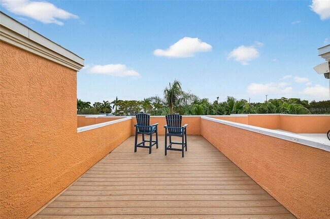 Building Photo - 922 N Shore Dr NE