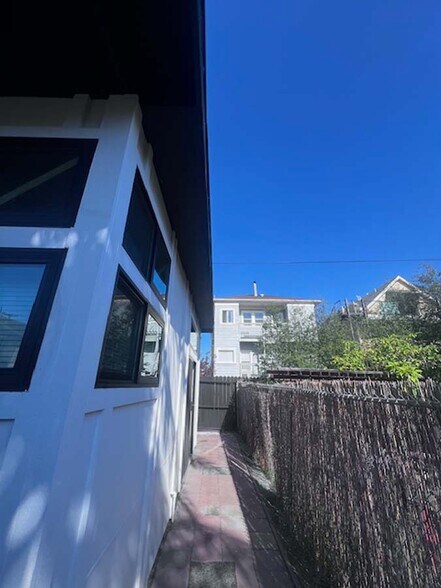 Building Photo - 724 37th St