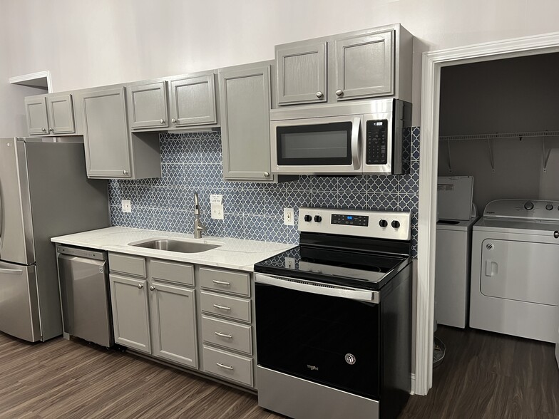 Kitchen/washer/dryer - 631 Bakewell St