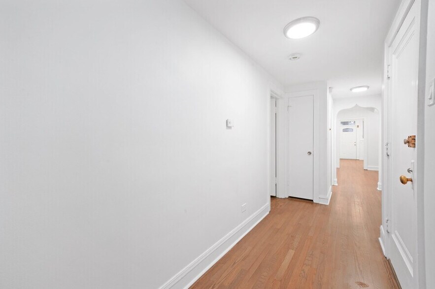 Building Photo - 2737 W Lunt Ave