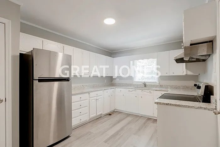 Building Photo - 142 Briardale Ave