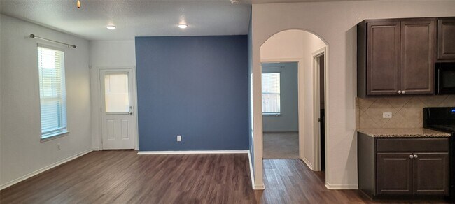 Building Photo - 2106 Benjamin Park