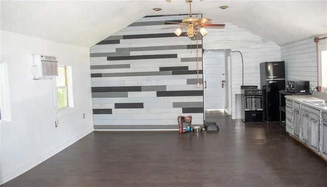 Building Photo - 1 Bed 1 Bath Home Pet Friendly Section 8 &...