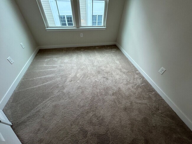 Building Photo - Welcome to our 3 Bedroom Townhome in Norfo...