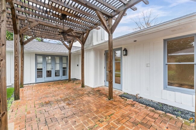 Building Photo - 6158 Burgoyne Rd