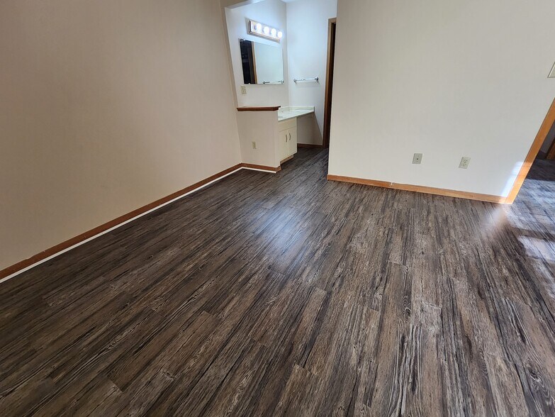 Building Photo - 220 Heritage Cir