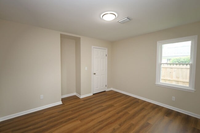 Building Photo - 2303 Jerry Jones Dr