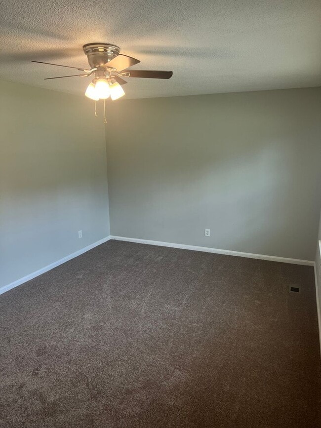 Building Photo - 2413 Shawnee Dr