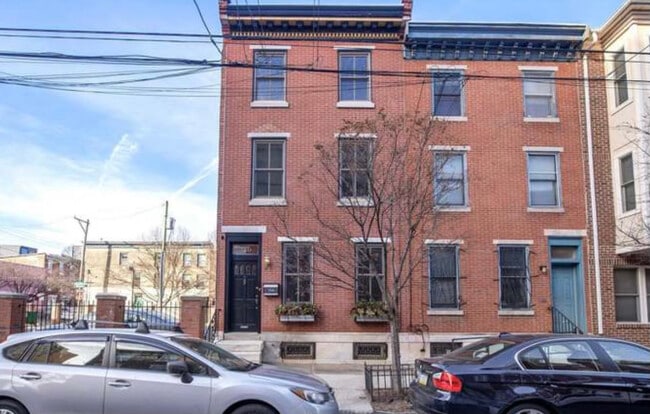 Building Photo - 726 S 16th St