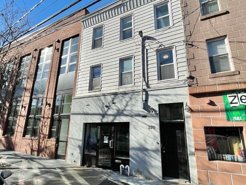 Building Photo - 379 Monmouth St