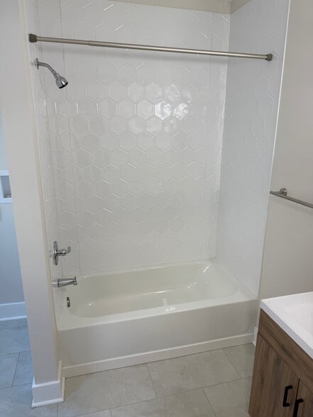full bath - 202 Vermont St